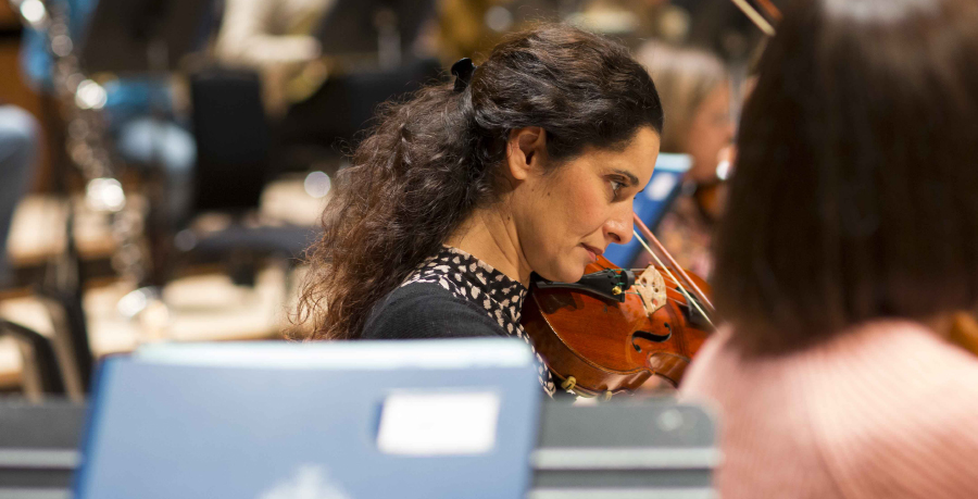 Rosemary Wainwright playing the violin in rehearsal.